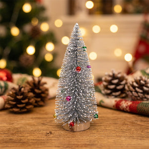 Sapin de Noël miniature argenté givré avec petites boules sur socle en bois