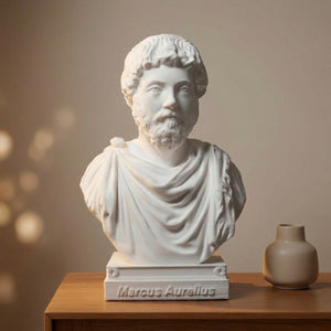Buste de Marc Aurèle en PLA blanc taille 15 cm sur console en bois dans un salon chaleureux