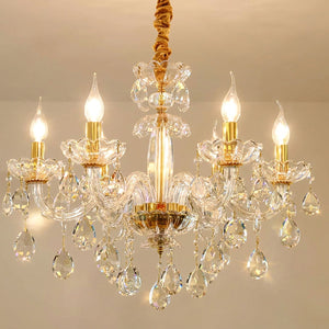 Lustre baroque en cristal doré à 6 lumières sur fond neutre