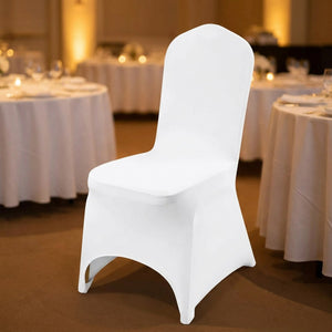Housse de chaise blanche avec ouverture arquée à l'avant installée sur une chaise de réception