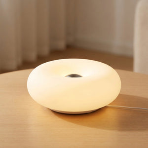 Lampe beignet Bauhaus allumée en blanc chaud, gros plan