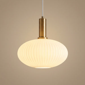 Suspension en verre blanc opale modèle Soucoupe
