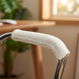 Housse d'accoudoir blanche sur l'accoudoir chromé d'une chaise de bureau