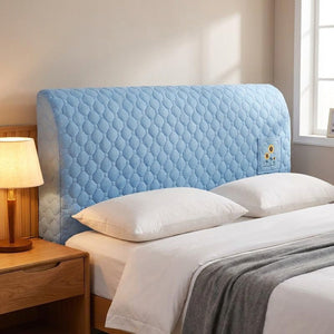 Housse de tête de lit couleur bleu ciel matelassée sur un lit