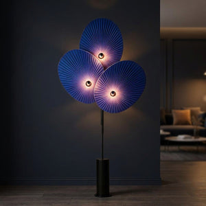 Lampadaire 3 pétales tissu bleu cobalt allumé dans un intérieur sombre et design