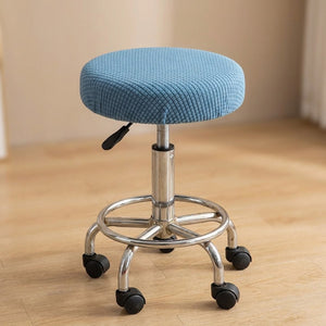 Housse de chaise ronde coloris bleu sur tabouret de bar