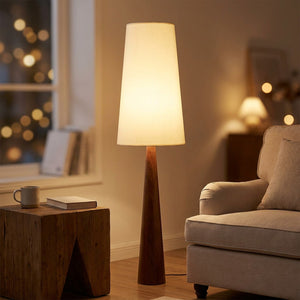 Lampadaire allumé en bois foncé avec abat-jour en tissu