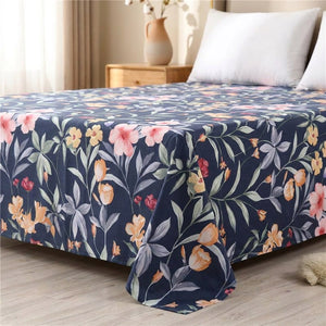Drap plat en coton motif floral marine posé sur un lit dans une chambre chaleureuse