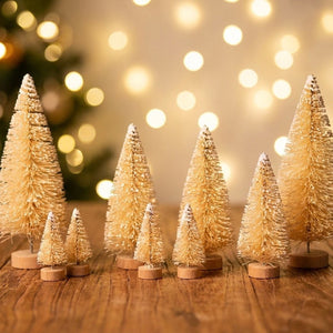 Mini sapin de Noël artificiel en sisal lot de 8 pièces enneigé, mise en valeur dans un décor épuré