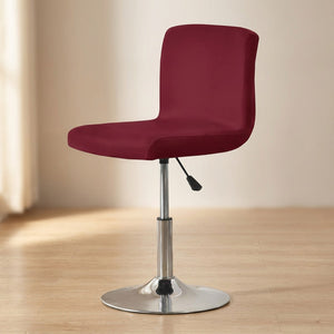 Housse de chaise bordeaux tendue sur une chaise pivotante
