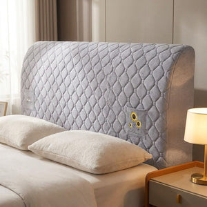 Housse de tête de lit couleur gris clair matelassée sur un lit