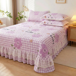 Couvre-lit vichy violet à fleurs sur lit fait