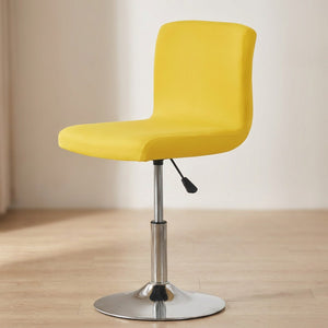 Housse de chaise jaune tendue sur une chaise pivotante