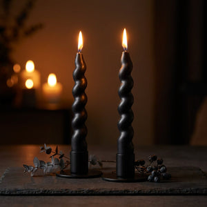 Bougie spirale noire cire de soja allumée ambiance moody chaleureuse