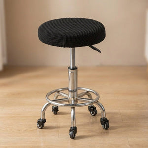 Housse de chaise ronde coloris noir sur tabouret de bar