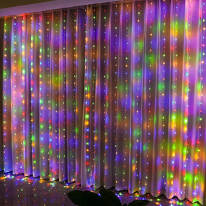 Rideau lumineux LED multicolore dans un salon en soirée festive