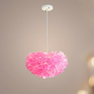 Suspension boule en fausses plumes roses
