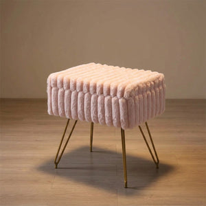 Tabouret coiffeuse en fausse fourrure rose vue de trois quarts