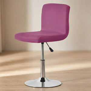 Housse de chaise rose foncé tendue sur une chaise pivotante