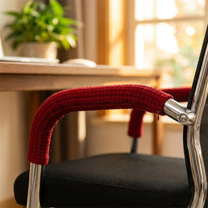 Housse d'accoudoir rouge sur l'accoudoir chromé d'une chaise de bureau