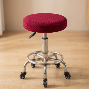 Housse de chaise ronde coloris rouge sur tabouret de bar
