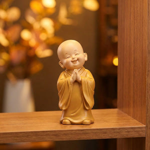 Statuette de petit moine bouddhiste pose Souriant en résine beige décoration zen