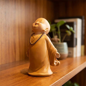 Statuette de petit moine bouddhiste pose Tête levée en résine beige décoration zen