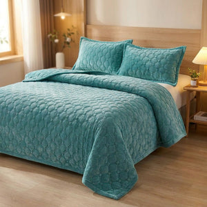 Couvre-lit matelassé turquoise avec taies assorties sur un lit