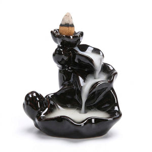 Brûleur d'encens cascade Modèle Vagues en céramique noire sur fond blanc