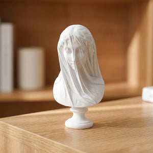 Buste dame voilée petite taille 15 cm en résine blanche sur bureau bois