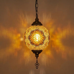 Suspension mosaïque Ambre allumée diffusant une lumière dorée kaléidoscopique