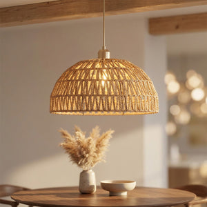 Suspension dôme tressée couleur beige naturel accrochée au plafond allumée