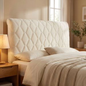 Housse de tête de lit en velours matelassé beige sur un lit