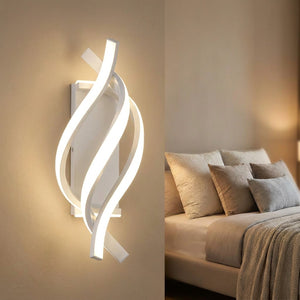 Applique murale LED spirale blanche allumée dans une chambre