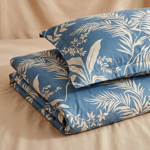 Parure de lit trois pieces motif feuillage bleu pliee