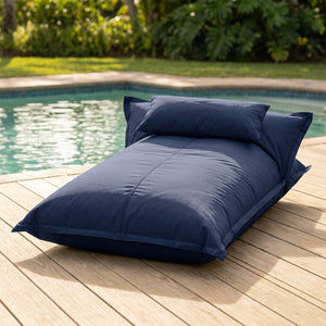 Pouf flottant Bleu foncé imperméable sur une terrasse en bois