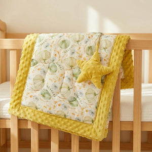 Couette bébé motif citrouilles avec bordure moutarde et doudou étoile