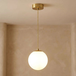 Suspension boule en verre opalin coloris dore