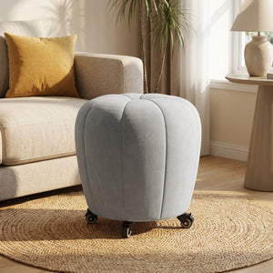 Pouf tabouret citrouille gris clair avec roulettes dans un salon lumineux