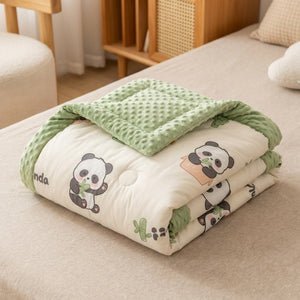 Couette bébé motif panda repliée montrant le tissu doux