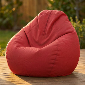 Housse de pouf poire rouge imperméable sur une terrasse en bois