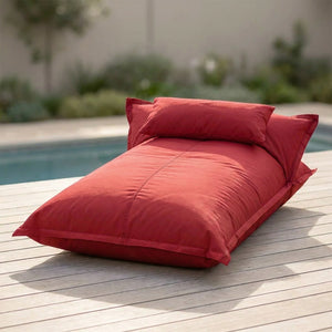 Pouf flottant Rouge imperméable sur une terrasse en bois