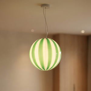 Suspension boule en verre verte à rayures verticales allumée