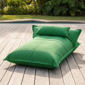 Pouf flottant Verte imperméable sur une terrasse en bois