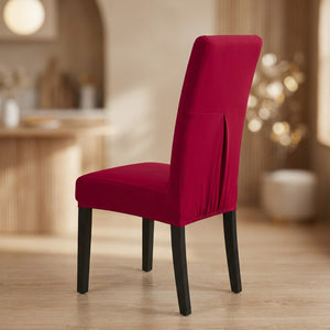 Housse de chaise rouge extensible et imperméable sur une chaise de salle à manger