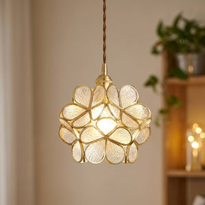 Suspension fleur en verre transparent texturé avec monture laiton allumée