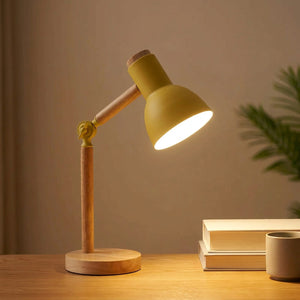 Lampe de bureau articulée en bois avec tête jaune allumée sur un bureau