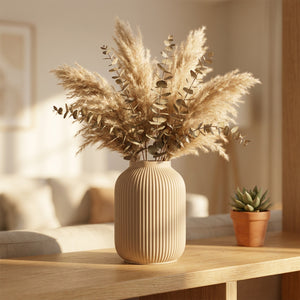 Vase décoratif Boho Chic en plastique posé sur une étagère avec branches séchées et pampas dans un salon chaleureux
