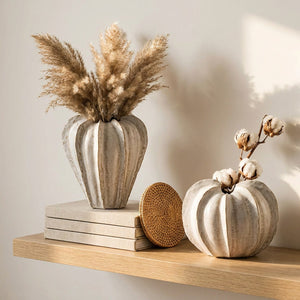 Deux vases céramique bourgeons plissés sur étagère bois naturel décoration boho