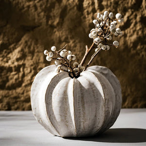 Vase céramique rond avec baies blanches style nature boho